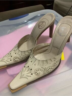 Vintage B2 Cream Embossed Leather Pointed Mules